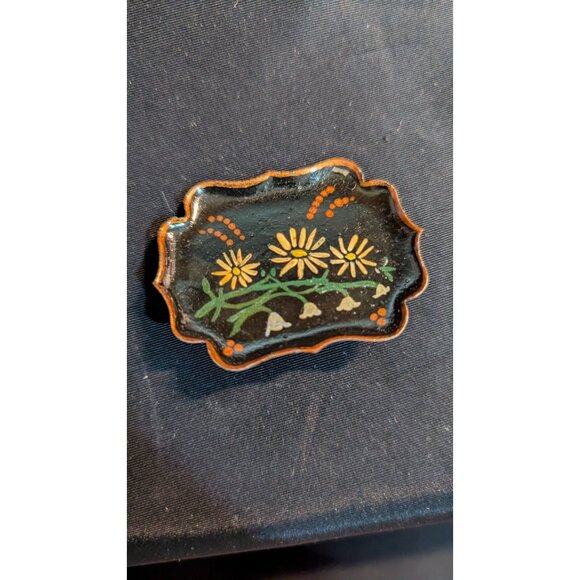 Vintage Toleware Hand-Painted Floral Brooch Pin Black Scalloped Retro Metal 2"x1 - Picture 3 of 5